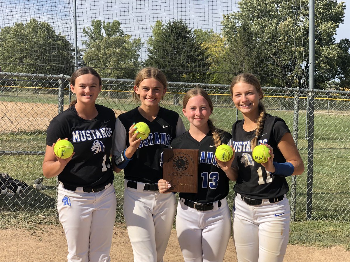 Our future is bright here at MN. We finish this outstanding season with a 19-3-1 record and got to bring home a championship plaque from the MS tournament. Our bats were on fire. Saying that I am proud of this team is an understatement. 4 💣s on the day and 11k to finish the day!