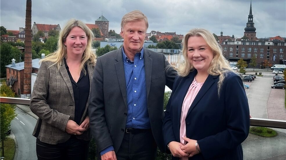 TAGEBLATTonline's tweet photo. Hamburgs Ex-Bürgermeister Von Beust ist jetzt LNG-Lobbyist für Stade #olevonbeust #stade #lng https://t.co/nQ6JhD7etP https://t.co/6Flenbjkpx