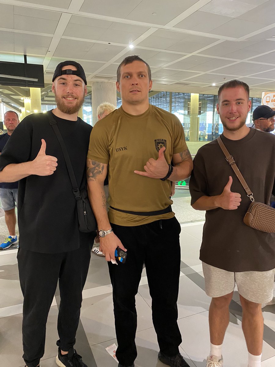 GeorgioCorleone's tweet photo. Casually bumped into the champ at Burger King in Malaga airport 🥊👑🇪🇸 #Usyk #BulkSeason https://t.co/hyBhTWMRQS