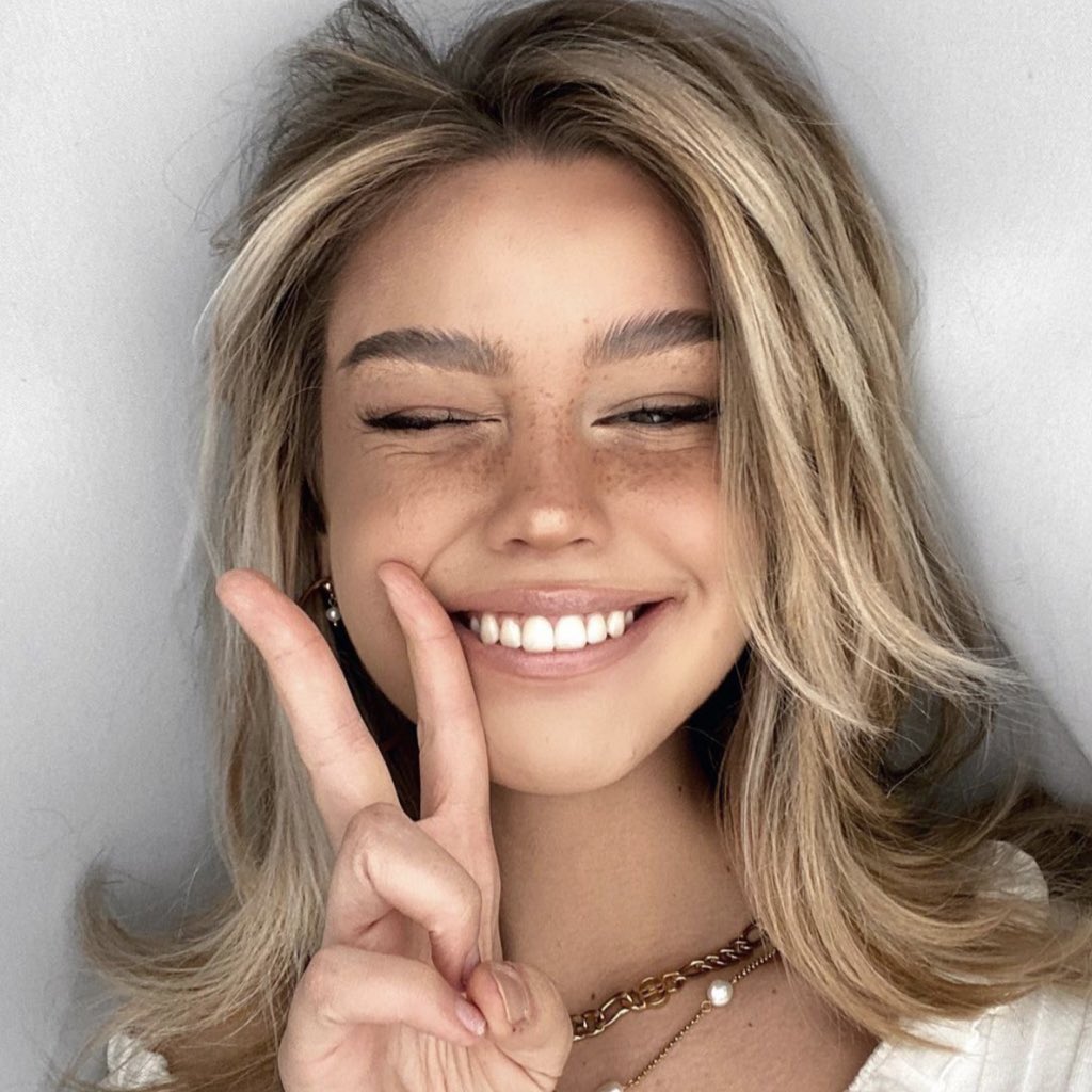 ⠀⠀⠀⠀
⠀⠀⠀⠀  snapping one, two 
⠀⠀⠀⠀⠀  where are you? 
       < you’re still in my heart 3
⠀⠀⠀⠀