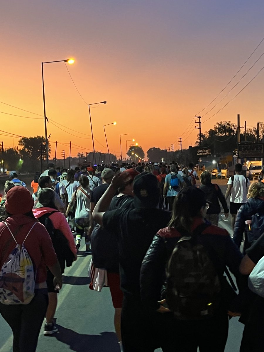 marianoctomatis's tweet photo. Car la noche, se siente el cansancio, pero el.amor a María nos da fuerza para seguir caminando ⁦@LaPereLujan⁩ https://t.co/HbVxLyl90g