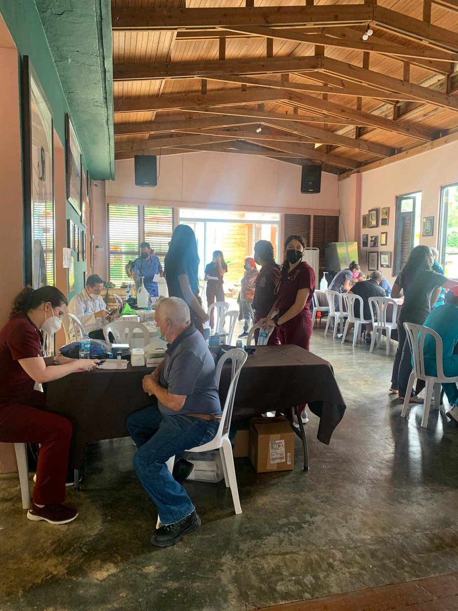 casapuebloorg's tweet photo. Un día especial para Adjuntas con la solidaridad de muchos. Gracias al casi centenar de voluntarios de la Escuela de Medicina Univ Central del Caribe, Colegio de Veterinarios, Drogería Betances, Dr. Rivera Policlínica Castañer, entre otros. https://t.co/E51boWiACH