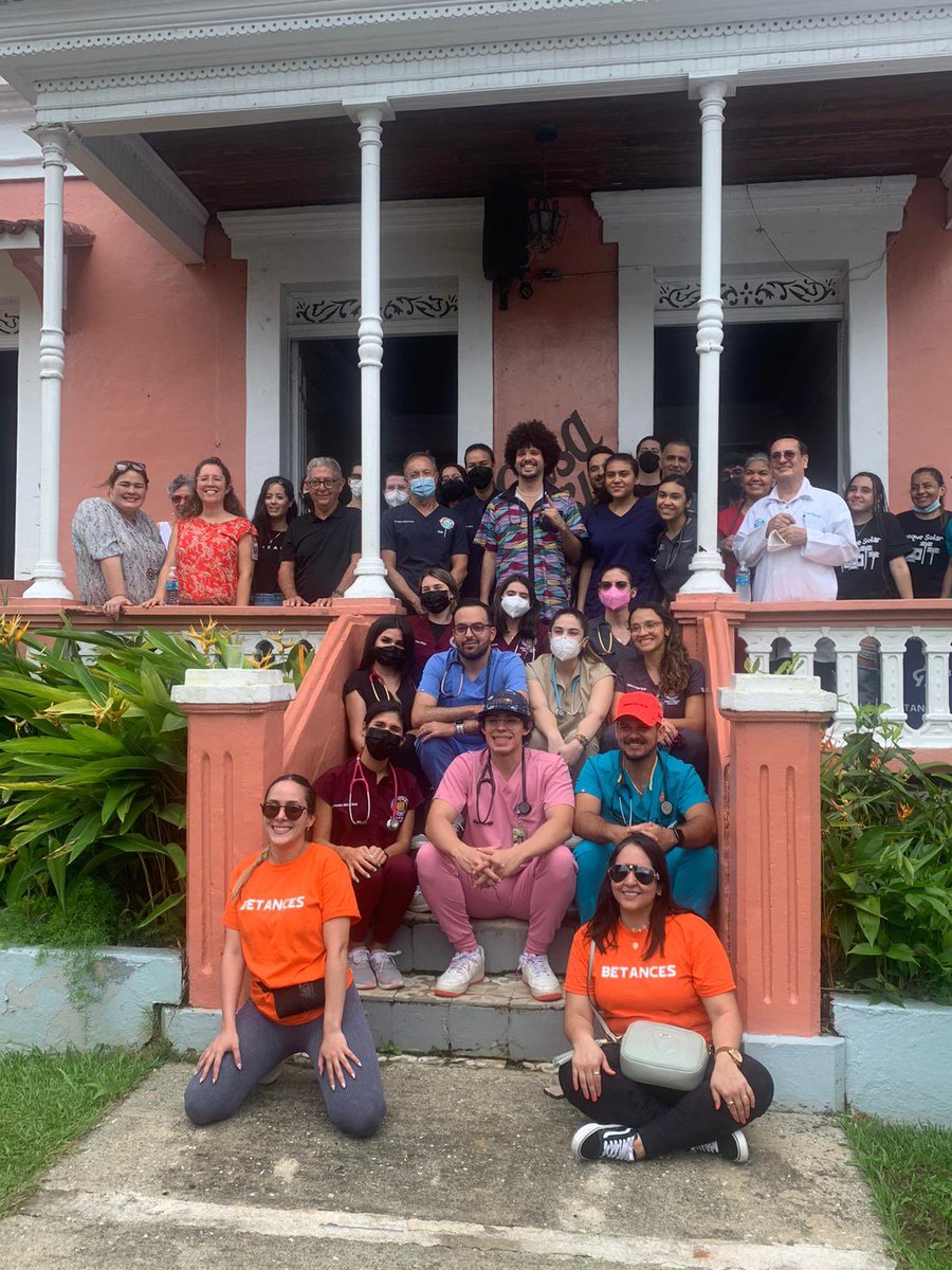 casapuebloorg's tweet photo. Un día especial para Adjuntas con la solidaridad de muchos. Gracias al casi centenar de voluntarios de la Escuela de Medicina Univ Central del Caribe, Colegio de Veterinarios, Drogería Betances, Dr. Rivera Policlínica Castañer, entre otros. https://t.co/E51boWiACH