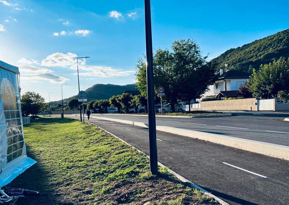 JF_Rousset2's tweet photo. 🚴‍♂️ Inauguration de la piste cyclable boulevard Georges Pompidou à #SaintAffrique. 
👉 Cette piste relie le lycée #LaCazotte  et les #Cazes vers le centre-ville.
#SaintAffrique #SudAveyron https://t.co/YFh2CBD7TB