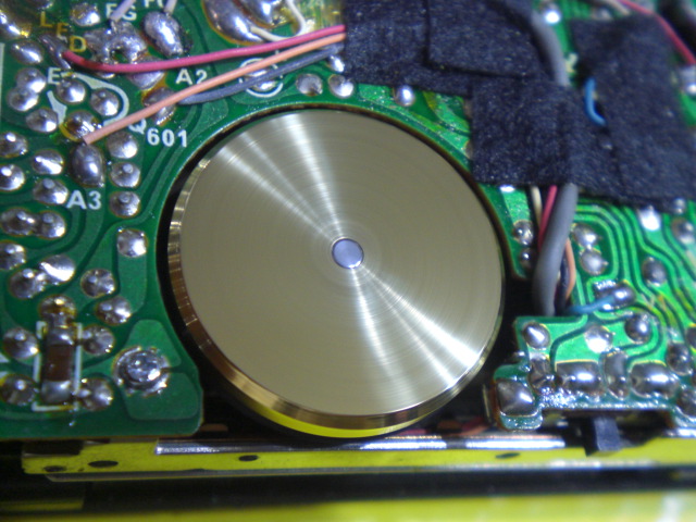 ウォークマン２時代は紙フェノール基板で手作り感ありましたね！オーディオの基板の変遷も走馬灯のようによみがえります。
半田ゴテを持ったのは小学校４年生からです。SONYのラジオも分解していました。ラジオもテレビも部品取り！ブラウン管テレビを小４から分解でコンデンサーの高圧電気を扱う