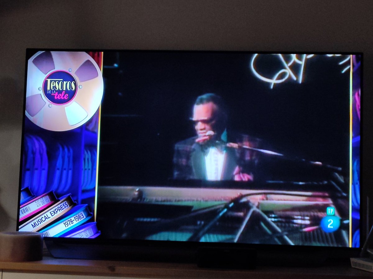 ChusHeredia's tweet photo. Una joya el homenaje a Ángel Casas ahora en @la2_tve muy centrada en #MusicalExpress y #UnDíaEsUnDía. Ese archivo es oro. https://t.co/M0tXwn3L2L