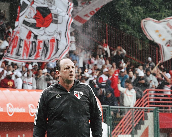 emanueldesp's tweet photo. Rogério Ceni, eu apoio sua permanência, mas se quiser sair vou entender. Não merece ser usado como escudo de uma diretoria golpista. Não atoa, fora desse clube você ganhou um brasileiro e mudou o Fortaleza de patamar. Nunca foi e nunca será nosso maior culpado dessa situação https://t.co/ZXfluLGFVP