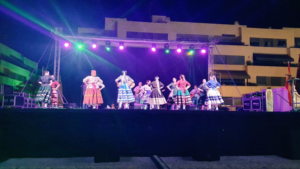 Llampico's tweet photo. Esta mañana en el @AytoMurcia recibimos a un grupo de folclore especial llegado de la Sierra de Madrid, #LaAldaba
Y a la peña huertana #ElAlmirez🥰
Celebramos la unión de lazos y el compartir la cultura de nuestras tierras!
Esta noche nos vemos bailando con ell@s y #ElBarbecho! https://t.co/dfhehXdZE2