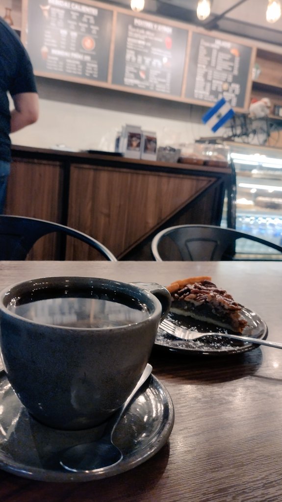 PapoVillalobos's tweet photo. El Respectivo en mi lugar favorito @Crafterscoffee1  con mi camisa de El Respectivo. 🔥 https://t.co/Qe7z2SJiyT