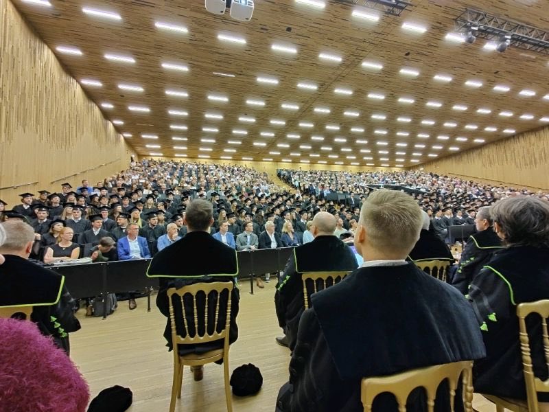 joris_voets's tweet photo. Trots op de hele lichting afgestudeerden @UGentFEB en onze Bestuurskunde&publiek management-studenten @GovPA_UGent in het bijzonder, met o.a. Evi Van Dorsselaer als prijswinnaar van beste masterproef aan onze faculteit. Dank aan Chris De Bock #probis @cc_consult voor deze foto https://t.co/s4oOsehz5Y