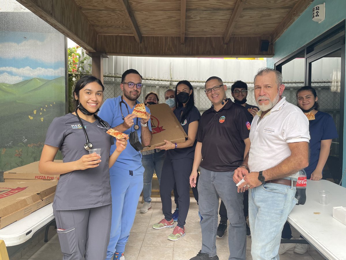 casapuebloorg's tweet photo. A los casi 100 voluntarios los alimentó la gentileza de Lucy’s Pizza de Gustavo Irizarry. https://t.co/cuboLV7QX6
