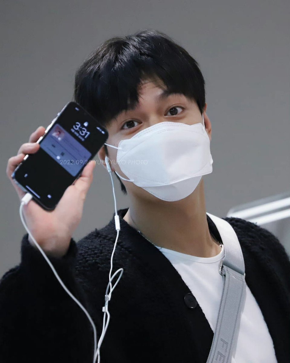 Michonne_SJ's tweet photo. Si ya lo queríamos por sus dramas, ahora lo queremos más por sus buenos gustos musicales.
El actor Lee Min Ho, llegando al aeropuerto, escuchando el álbum de #RYEOWOOK #AWildRose
@9ryeong9 👍
#려욱 #슈퍼주니어 #오늘만은 @SJofficial https://t.co/wJiRVvpFZs