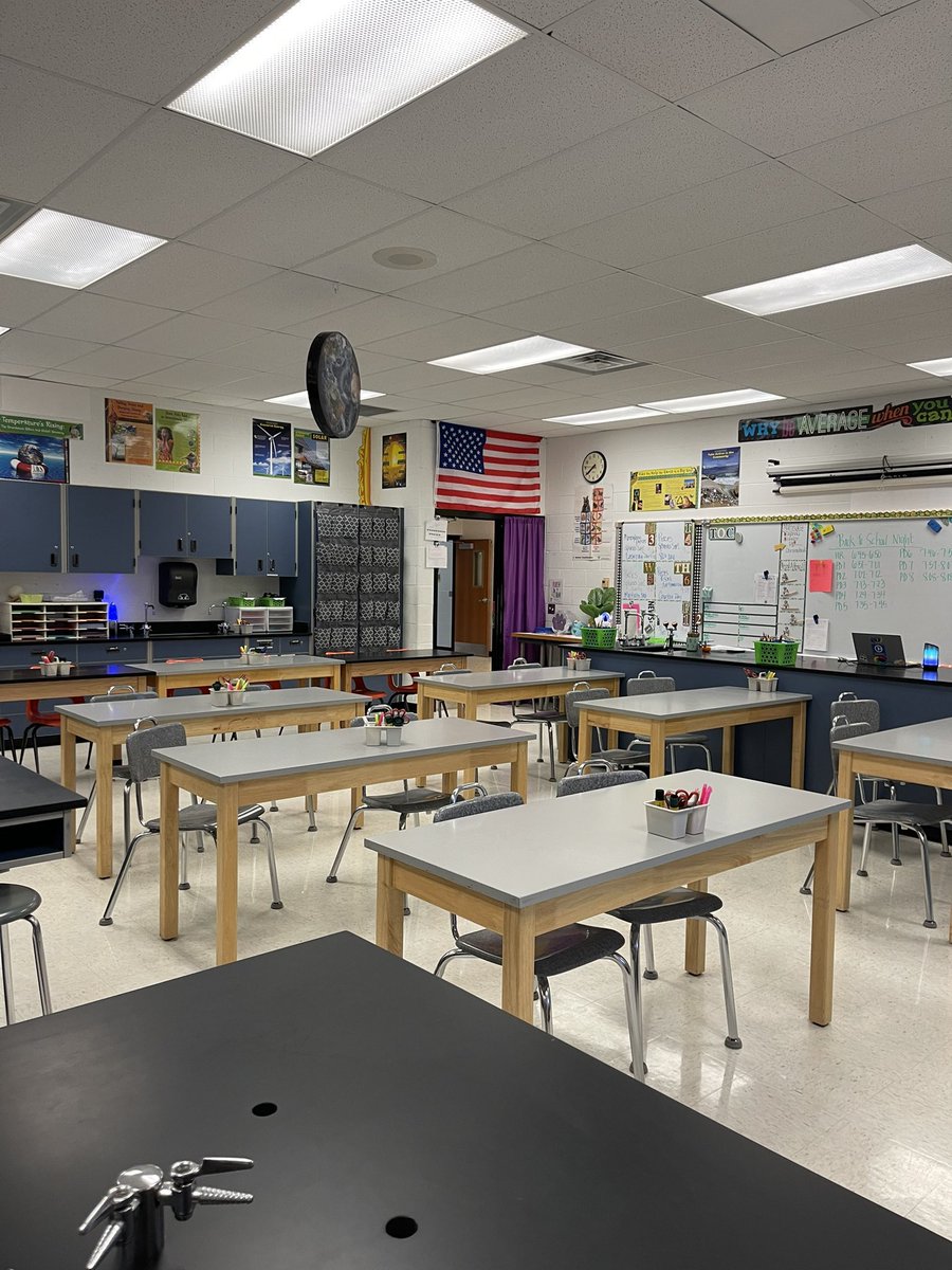 callen6Pscience's tweet photo. Room 115 makes my heart 💜 happy! #TeacherLife https://t.co/A3FVdWcnLk