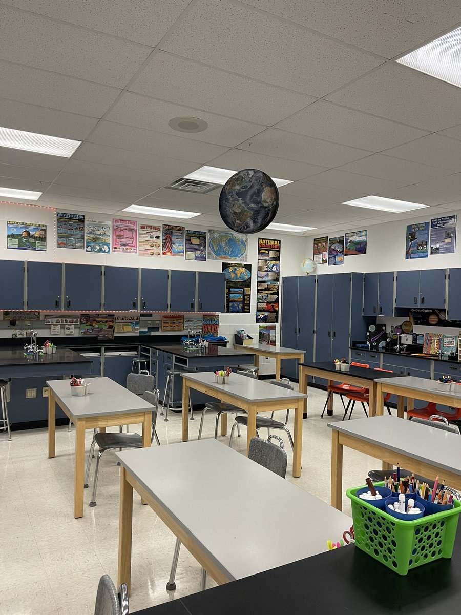 callen6Pscience's tweet photo. Room 115 makes my heart 💜 happy! #TeacherLife https://t.co/A3FVdWcnLk
