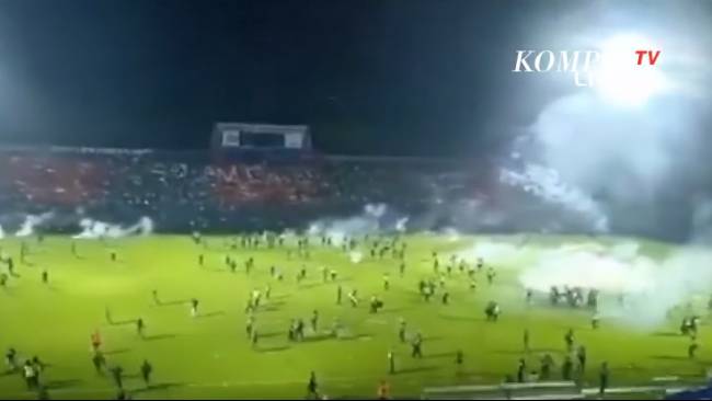 Polisi Tembakkan Gas Air Mata saat Ricuch Arema Vs Persebaya, Ternyata Langgar Aturan FIFA dlvr.it/SZLlxj