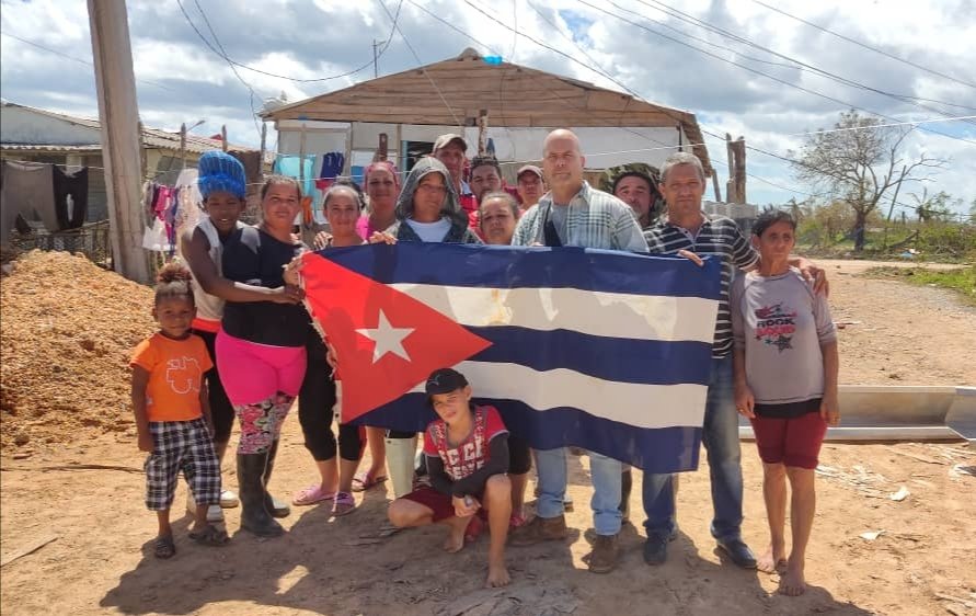 Estos vecinos de La Coloma no se quejan por falta de corriente, ni por alimentos echados a perder en los refrigeradores. Ellos perdieron alimentos y refrigeradores...muebles, colchones y todo lo demás. ¡Pero no se rinden! #CDRCuba #SoyCederista #Cuba #SomosDelBarrio #FuerzaCuba