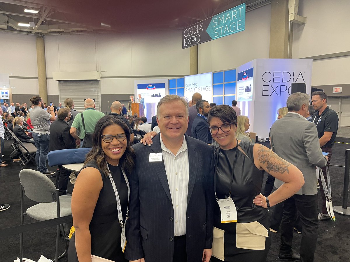 meg_glickman's tweet photo. So good to get this little gang back together again! @MrShowGuy - congratulations to you and your team on a FANTASTIC show! @Tempurity and I had a blast hanging out with you again!
#avtweeps #cediaexpo #CasterCOMMUNITY https://t.co/TDnWYgpYYl