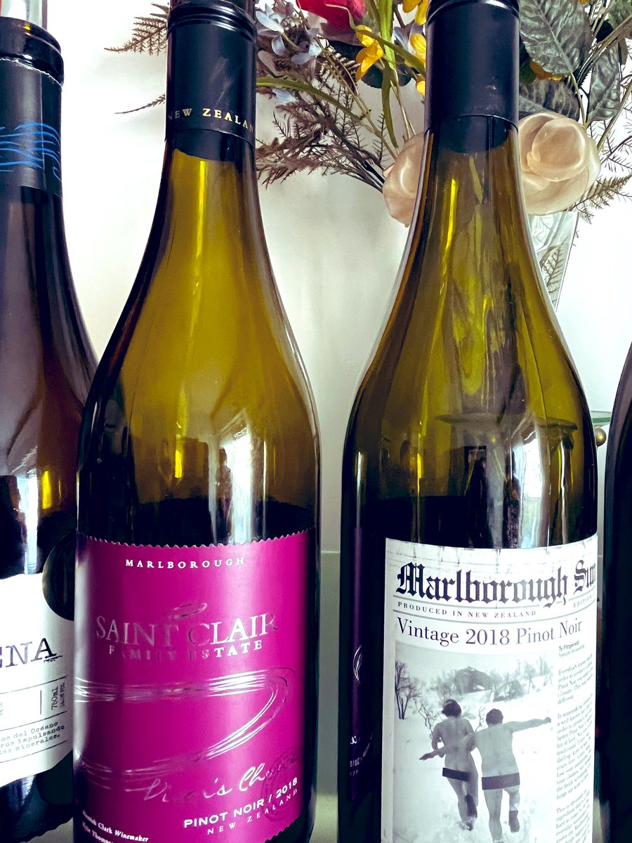 ClauPiva's tweet photo. Pinots del mundo. Vida de #sommelier #sommlife #pinotlover ❤️ #winelover #wineandfriends https://t.co/4xpIKE0ZcN
