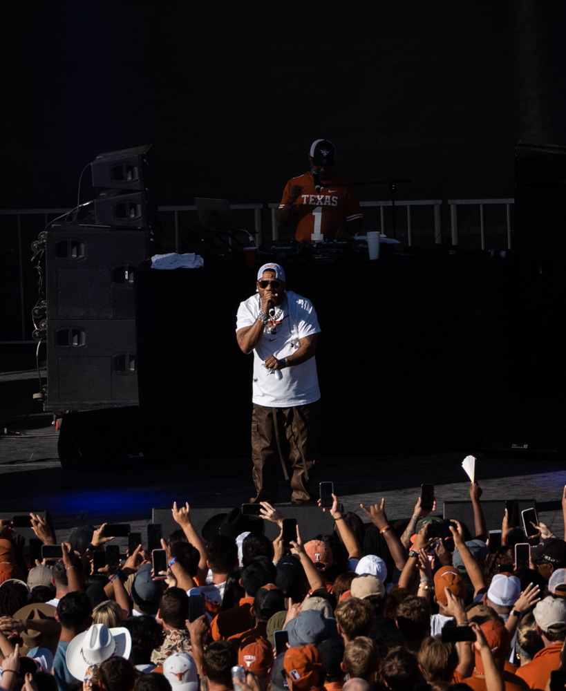 sara_diggins's tweet photo. .@aasdanny has been tweeting about this moment all week so I figured I had better go get some photos. Nelly performs ahead of the #texasfootball game. https://t.co/cXlcVrQhoO
