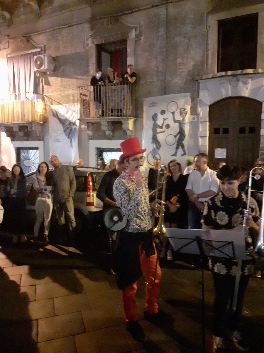 strazzerimaria's tweet photo. Il talento e la bellezza degli artisti che partecipano all'#UrsinoBuskers di #Catania https://t.co/rCZNv6zzmJ