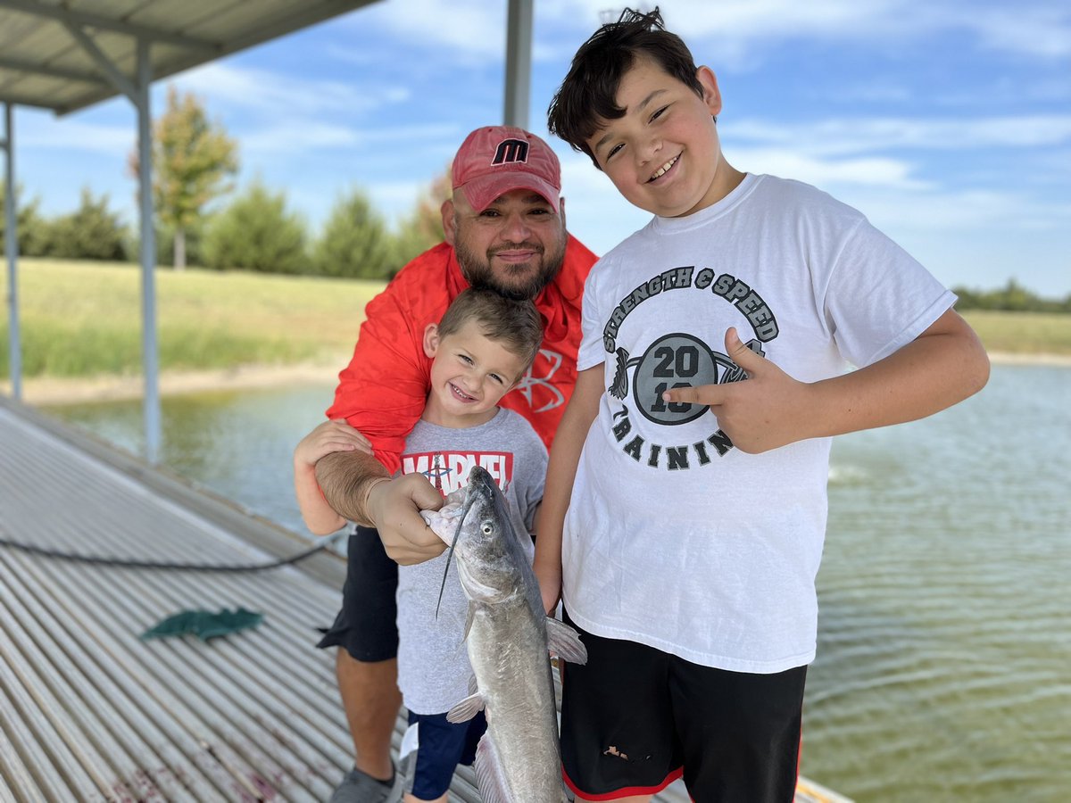 CoachMerc72's tweet photo. Big win last night!  Big fish this morning! #MaizeOL #FAA #FutureOL https://t.co/2HSVVucXtn