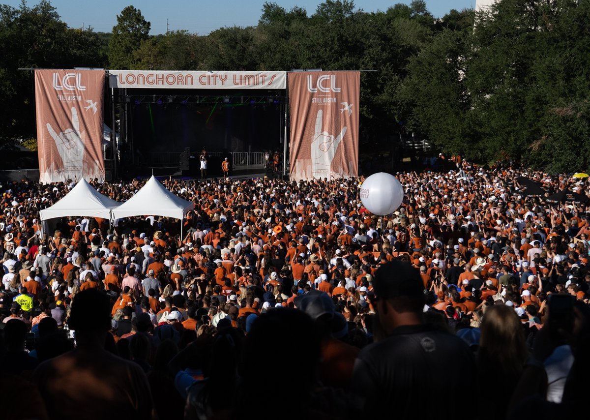 sara_diggins's tweet photo. .@aasdanny has been tweeting about this moment all week so I figured I had better go get some photos. Nelly performs ahead of the #texasfootball game. https://t.co/cXlcVrQhoO