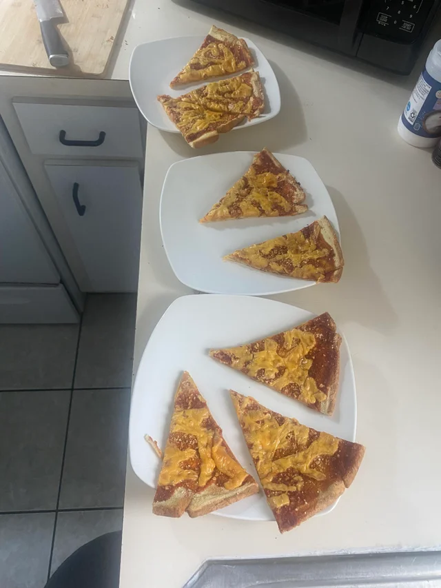 messedupfoods's tweet photo. poverty pizza https://t.co/bLivIyvU2k
