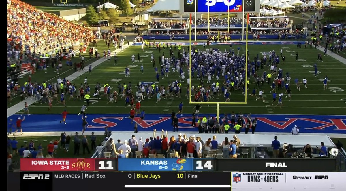 USCDave316's tweet photo. @kellyinvegas @rogue_gambler @AlexanderHvass @CalculatedBets_ How bout those Kansas jay hawks 8 straight covers 💰💰💰 Les fkn miles 💪🏻💪🏻 https://t.co/ANzA7MeTD6