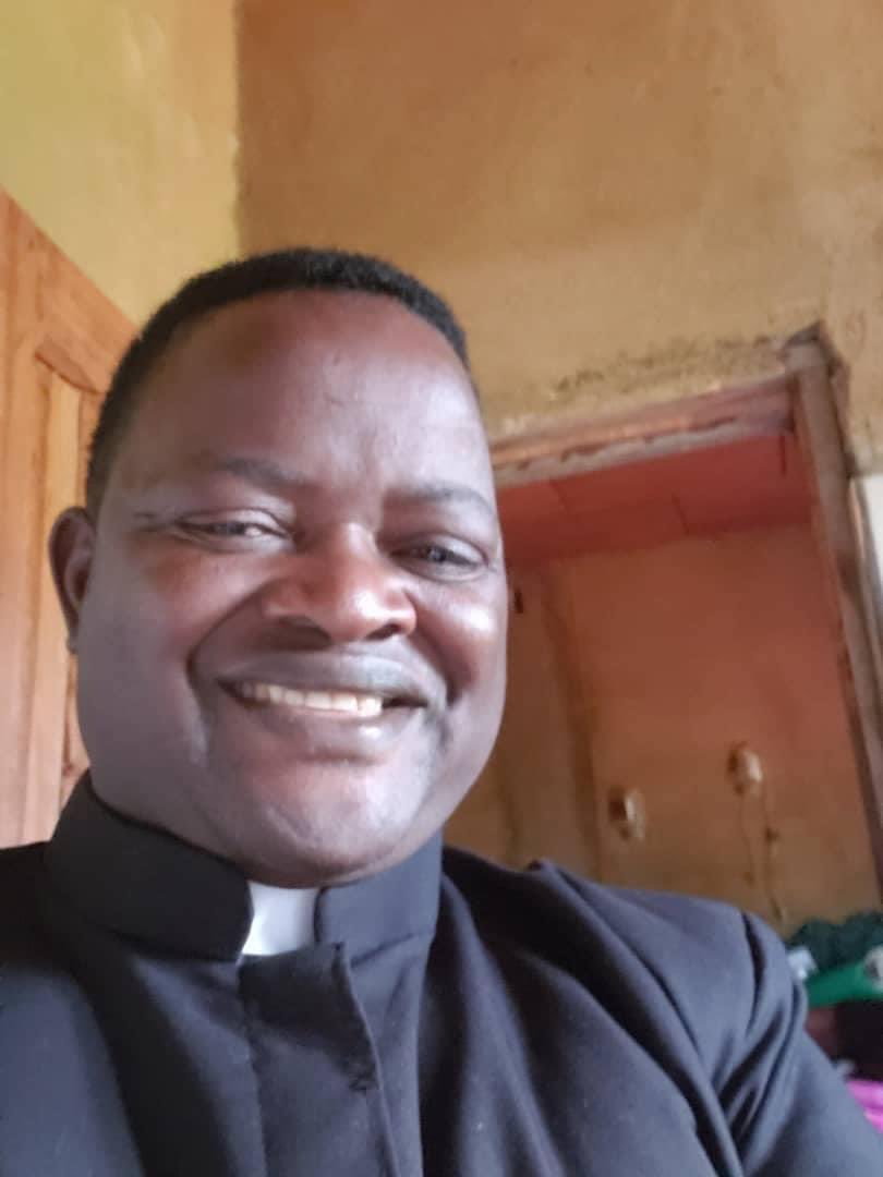 BrendaLukong's tweet photo. Separatist fighters liberated Rev. Father Sergius, a priest who had been kidnapped &amp; abused a few days ago. I wish everyone who had been kidnapped and imprisoned liberated.🙏
#EndAnglophoneCrisis #EndHumanSuffering 

Read: https://t.co/DpuLzS6wMn https://t.co/QuU7rNb716