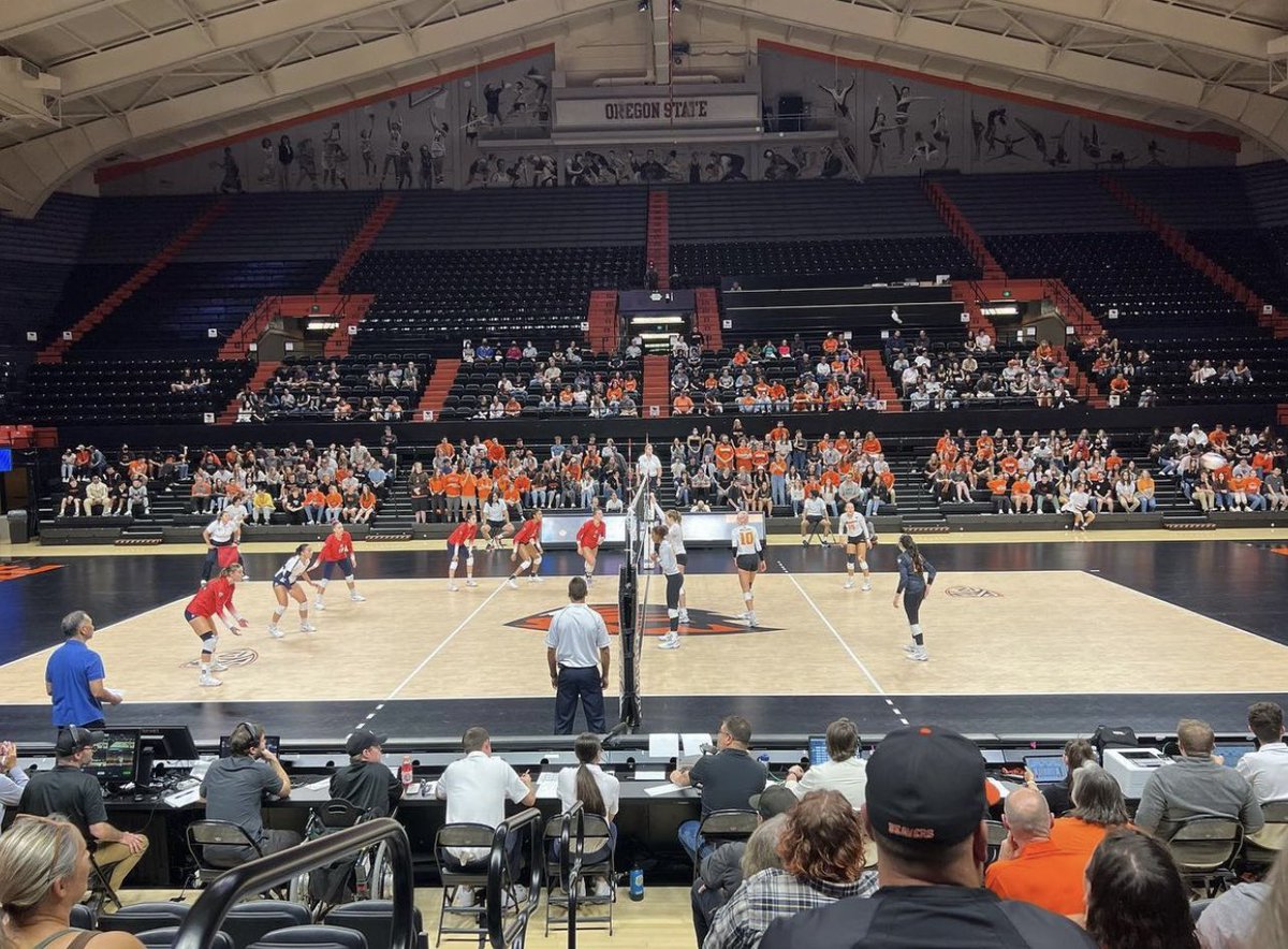 GrantBuehler's tweet photo. Last night was spent working @pac12 @ncaavolleyball when @beavervball hosted the @ArizonaVBall 
#gillcoliseum 
#arizonawildcats 
#oregonstatebeavers 
#pac12volleyball 
#ncaavb https://t.co/9qYY3Nrw7B