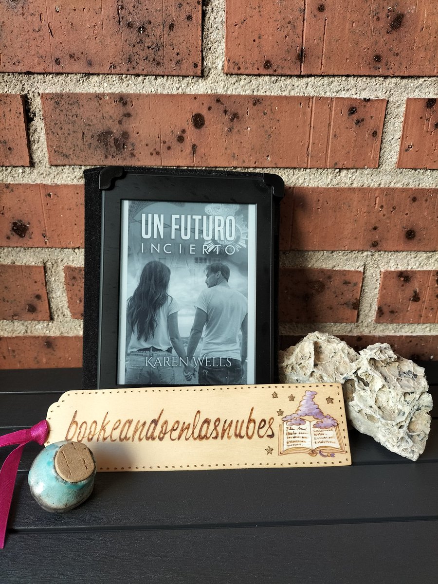 Carol es policía, soltera y tiene destino nuevo. Gemela de Frank, pediatra, soltero, un cachorrito.
Slogan es soltero, es jefe de Carol y tiene un "Don" además de que es trillizo de Teo y Sam la lagartija.
Divertido, diferente, amor y amistad quieres más? Pues tendras que leerlo.