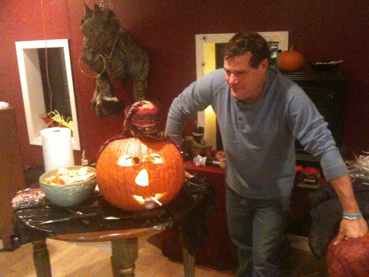 JeepersMedia's tweet photo. Halloween 2010 Live BlogTV Stream featuring longtime Mod and Friend Uniracer! Mike Scringy in these previously unpublished pictures!
#Jeepersmedia #BlogTV #Youtube #MikeMozart #Live #MikeScringy https://t.co/J7eOAfyUXx