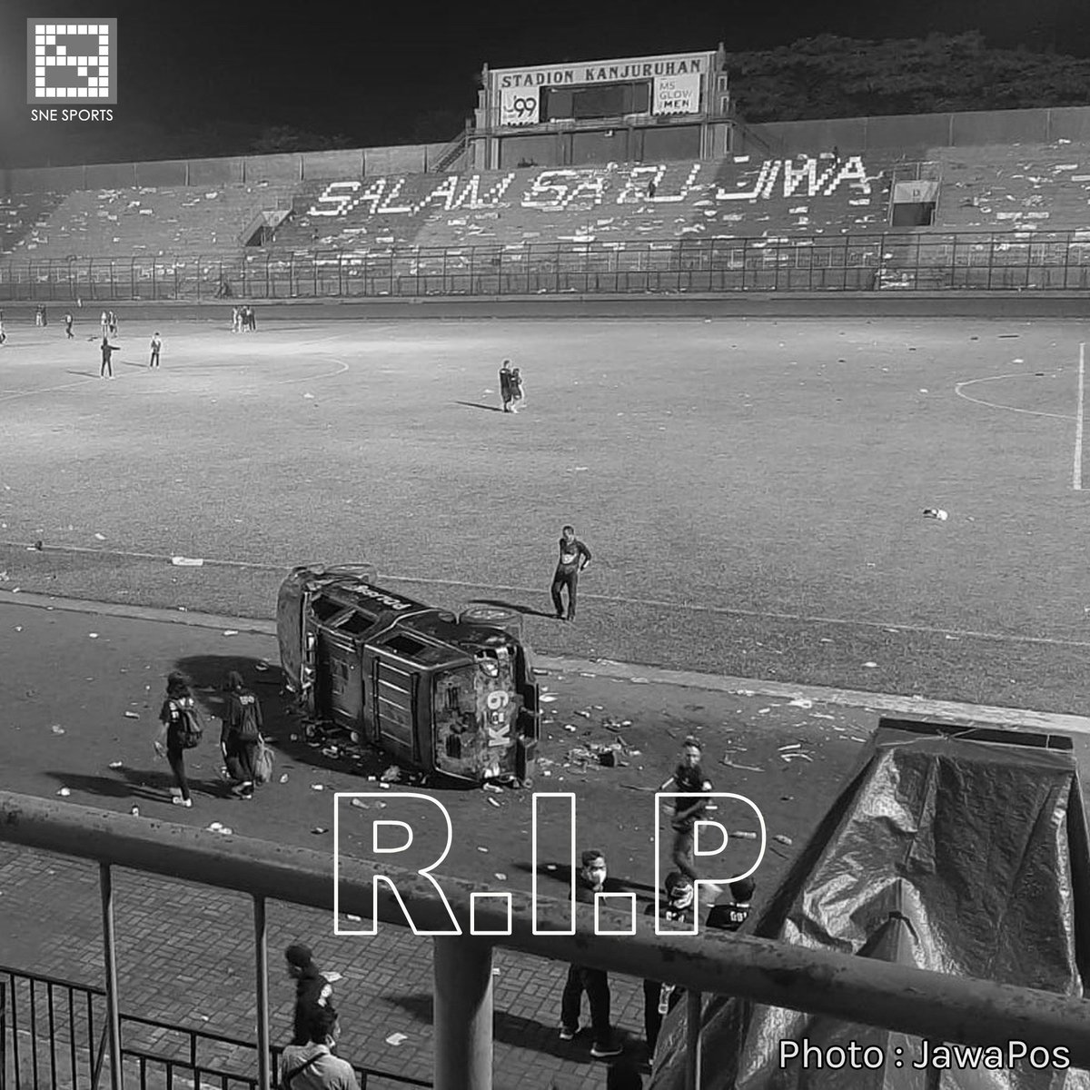SNE_Sports's tweet photo. R.I.P Arema FC and Persebaya Surabaya from a tragic Due to the riots fans after the match in BRI Liga 1 Indonesia at Kanjuruhan Stadium, Malang last night.

#BRILiga1 #AremaPersebaya #RIP
#SNESports https://t.co/nK5QFh7myC