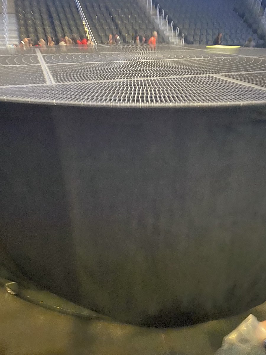 Qbdoobedoo's tweet photo. Oh, hey look, just barrier at @PostMalone in #detroit. Nbd. #squadgoals #viPERV 💁🏻♀️😘🤭 https://t.co/rBjGVX550u
