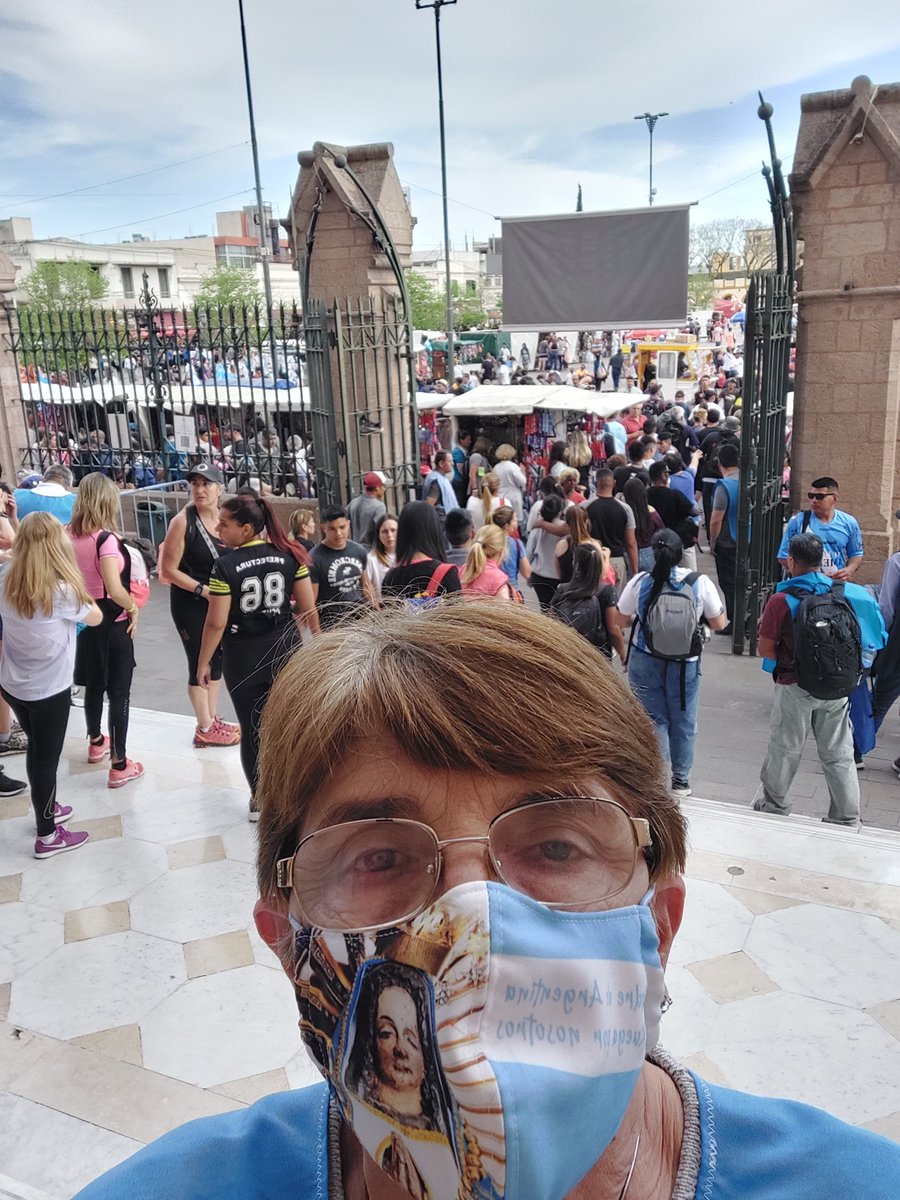 Adriguti62's tweet photo. Como servidora en la Basílica, recibiendo a los peregrinos, soy Adriana de Luján#sabadoentn https://t.co/S75jO5feVs
