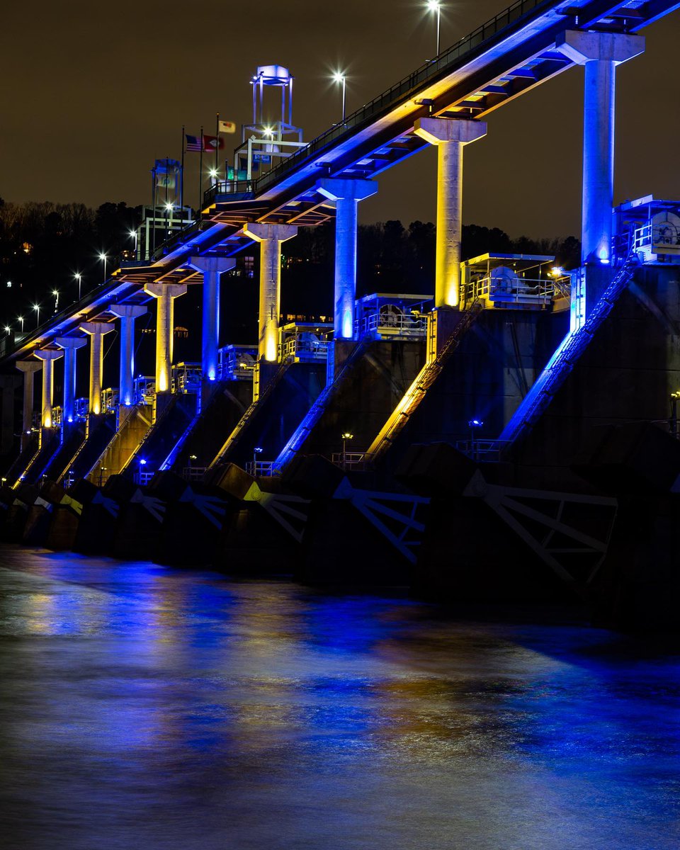October is National #DownSyndromeAwareness Month! Tonight, all bridges will be 💛 yellow and 💙 blue.

#downsyndromeawarenessmonth #downsyndrome #downsyndromerocks #LittleRock #Arkansas #NDSS #riverlights #bridges #rivermarket #LRRiverMarket #RiverMarketLR