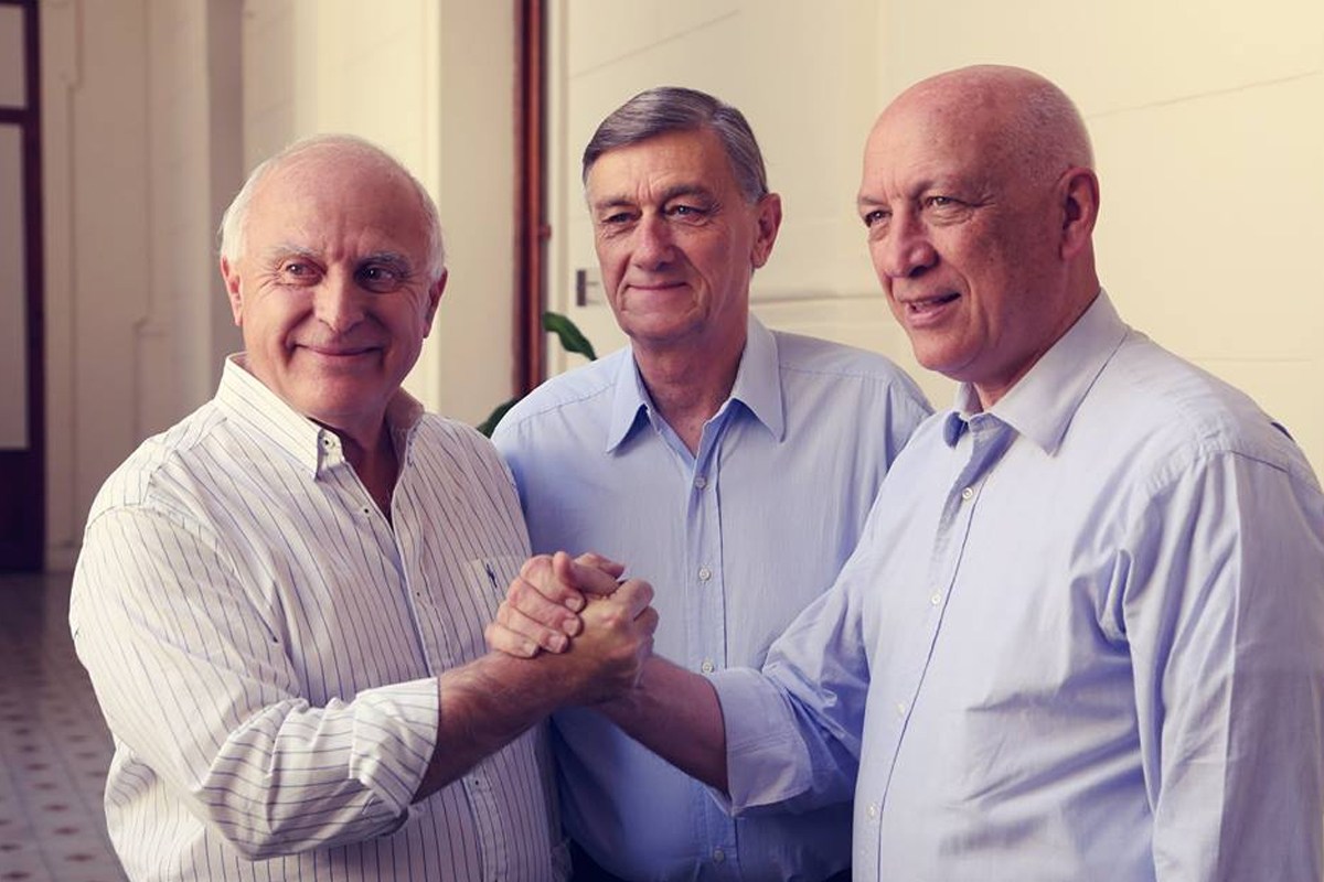 Volvió la paritaria docente con Hermes. Miguel dio la cláusula gatillo. Titularizaron 45mil docentes. Abrieron escuelas. Los EEMPA. Antonio implementó el Vuelvo a Estudiar.
Con errores y defectos como todospero con virtudes tb. Siempre estaré de este lado, jamás del otro.