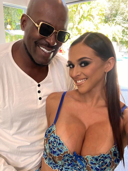 And this just happened. I just shot with @LexSteele11 I&rsquo;m like star stricken 💋🖤 https://t.co/hIthJDX<a class="tags" href="/tag/lexsteele11">@lexsteele11</a><a href="/tag/armaniarmy"class="tags"><span>#armaniarmy</span></a>