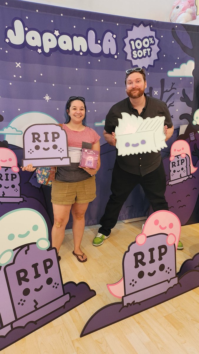 mkscreativelife's tweet photo. Found the best way to kick off Halloween! Got a new spooky @100soft light and got it signed by the artist @trucktorrence !!! And of course LA froyo🎃🍨
#100soft  #japanla #Halloween #yougrtland https://t.co/hthI1d5z7L