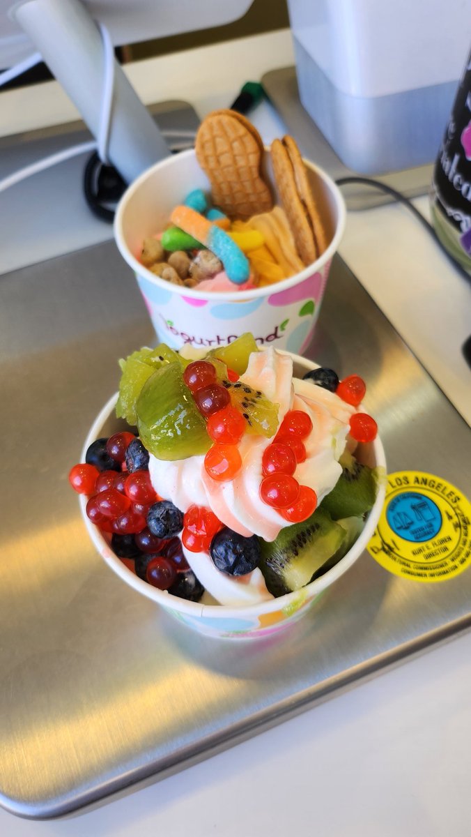 mkscreativelife's tweet photo. Found the best way to kick off Halloween! Got a new spooky @100soft light and got it signed by the artist @trucktorrence !!! And of course LA froyo🎃🍨
#100soft  #japanla #Halloween #yougrtland https://t.co/hthI1d5z7L