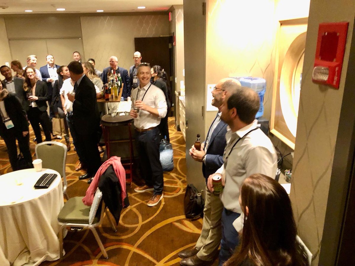That big @WUSTLortho #handsurgery energy during the annual alumni reception at #ASSH2022. So great to see our alumni+faculty and to celebrate their many accomplishments! @HandSociety @BroganMd @Congenitalhand @DanOseiMD @MartinIBoyer @lwesselmd @LizGraesserMD and so many others