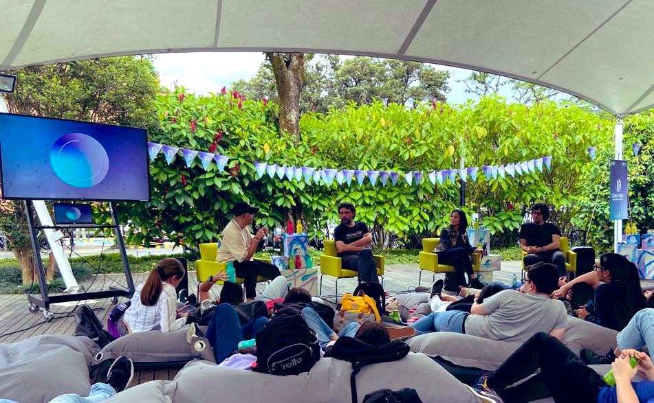 mariaapuyo's tweet photo. Gracias a @comsocialeafit por invitarnos a conversar sobre la transformación de los medios y de este oficio que nos apasiona. Un placer conocer y compartir esta charla con @rabodeajip y @CamiloPMagia #comtexto @EAFIT https://t.co/FDjU1G4J95