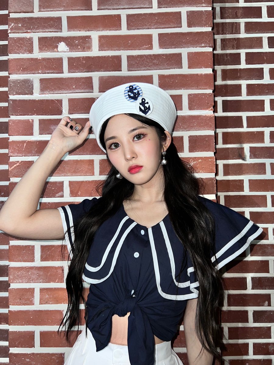 kss_bbl's tweet photo. [🐹💭] 220924 22:33AM KST

- +📸
- well, how about our twin color white blue?? 
- i miss you ㅠㅠ
- i's time to sleep now!! this is a present 💋
- good night and dream of me ❤️ https://t.co/SDFWPIkcLn
