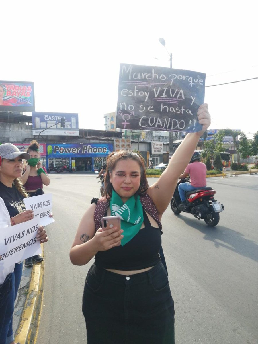 LaKolmenaEC's tweet photo. 🟣🟢

Los movimientos feministas se organizan. Las movilizaciones el día de hoy en contra de la violecia machista se sintieron en varias ciudades del país, además de Guayaquil y Quito. 

#LaPoliciaNoNosCuida
#VivasNosQueremos

Santo Domingo https://t.co/aMFRCWYhR4