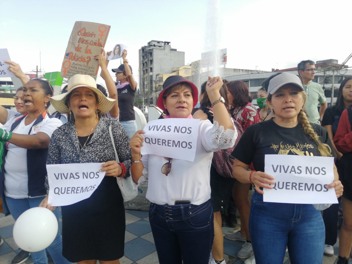 LaKolmenaEC's tweet photo. 🟣🟢

Los movimientos feministas se organizan. Las movilizaciones el día de hoy en contra de la violecia machista se sintieron en varias ciudades del país, además de Guayaquil y Quito. 

#LaPoliciaNoNosCuida
#VivasNosQueremos

Santo Domingo https://t.co/aMFRCWYhR4