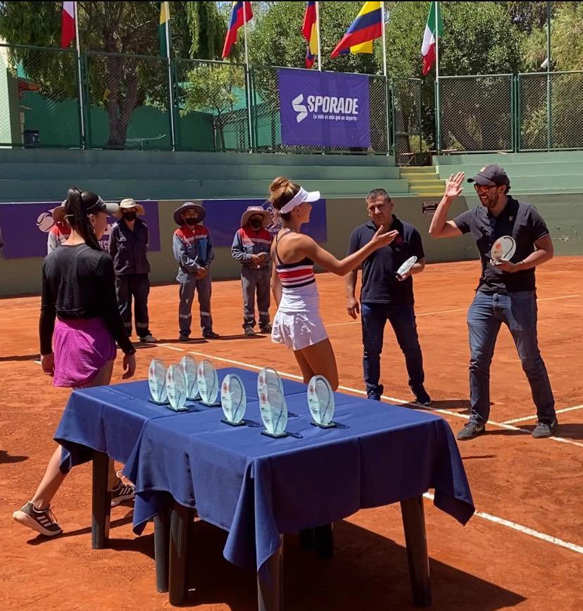 marcoarv's tweet photo. Soy padre más orgulloso.Felicidades por tu triunfo en Perú. Te Amo #MiCampeona.Gran labor de equipo,Gracias @CentercourtCS, Gracias head coach @ConradSingh1, @aquiles_md, #JesusRivera, #AdrianAmezcua y #AaronRamos.Gracias guía-mamá #AngelesRizo. #MiCampeonaAngelesRodriguezRizo https://t.co/wocWBvIGyK