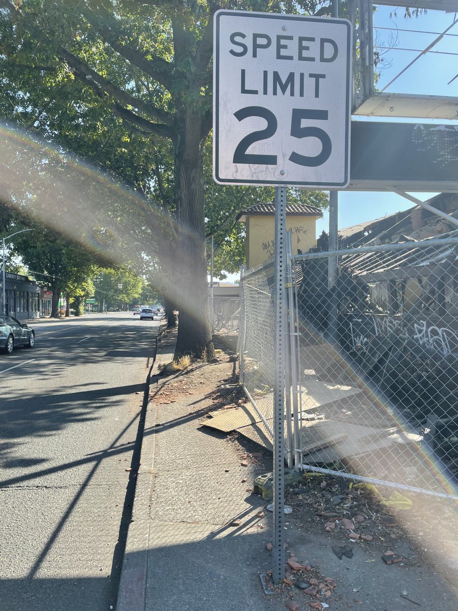 bobco85's tweet image. Thankful for @RVGreenways folks @BVanDeynze etc who joined me in putting signs in Rainier Valley at 11* sites where drivers hurt someone in past 2 months
-#FindItFixIt Rainier/College
-after this pic, made ped space at 38th/Angeline
*original plan 10, 11th was during sign-making