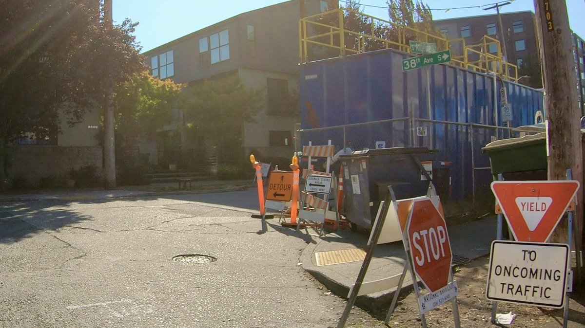 bobco85's tweet image. Thankful for @RVGreenways folks @BVanDeynze etc who joined me in putting signs in Rainier Valley at 11* sites where drivers hurt someone in past 2 months
-#FindItFixIt Rainier/College
-after this pic, made ped space at 38th/Angeline
*original plan 10, 11th was during sign-making