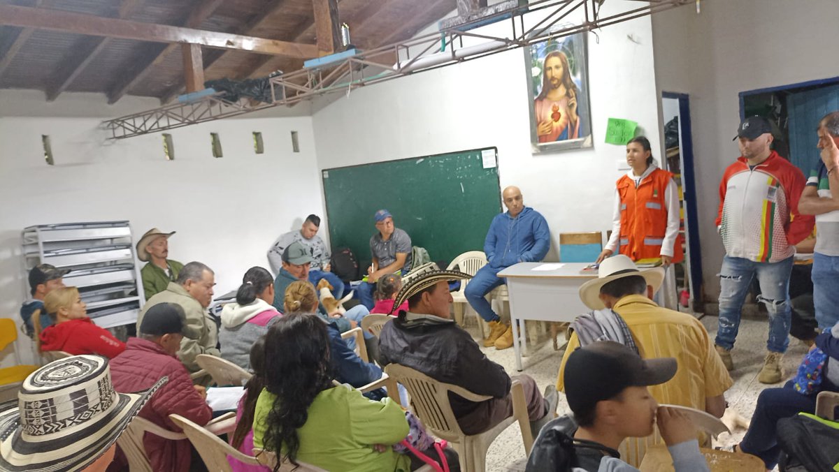 ConcepcionAnt's tweet photo. #Obras Realizamos con nuestras comunidades la socialización de los nuevos sistemas de placas huella que se inician en próximos días. Dialogamos con la comunidad de la vereda San Pedro Bajo donde realizamos la construcción de algunos metros.
#ConcepcionUnProyectodeTodos https://t.co/h3wKJ6QRFA
