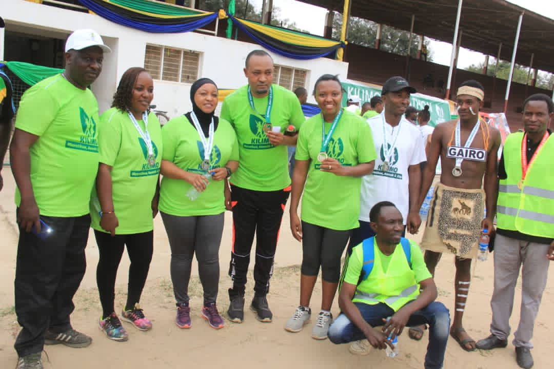 habarimpyatz's tweet photo. ๐ KILIMO MARATHON MOROGORO
Wananchi pamoja na viongozi mbalimbali wakipasha misuli baada kukimbia mbio za Kilimo Marathon Awards zilizofanyika Mkoani Morogoro na lengo la Kuhamasisha Kilimo zikibeba ujumbe, " ANZIA SHAMBANI.
#KilimoMarathon
#MorogoroyaSasa
#Tuanzia_Shambani https://t.co/UtVjT32f7i